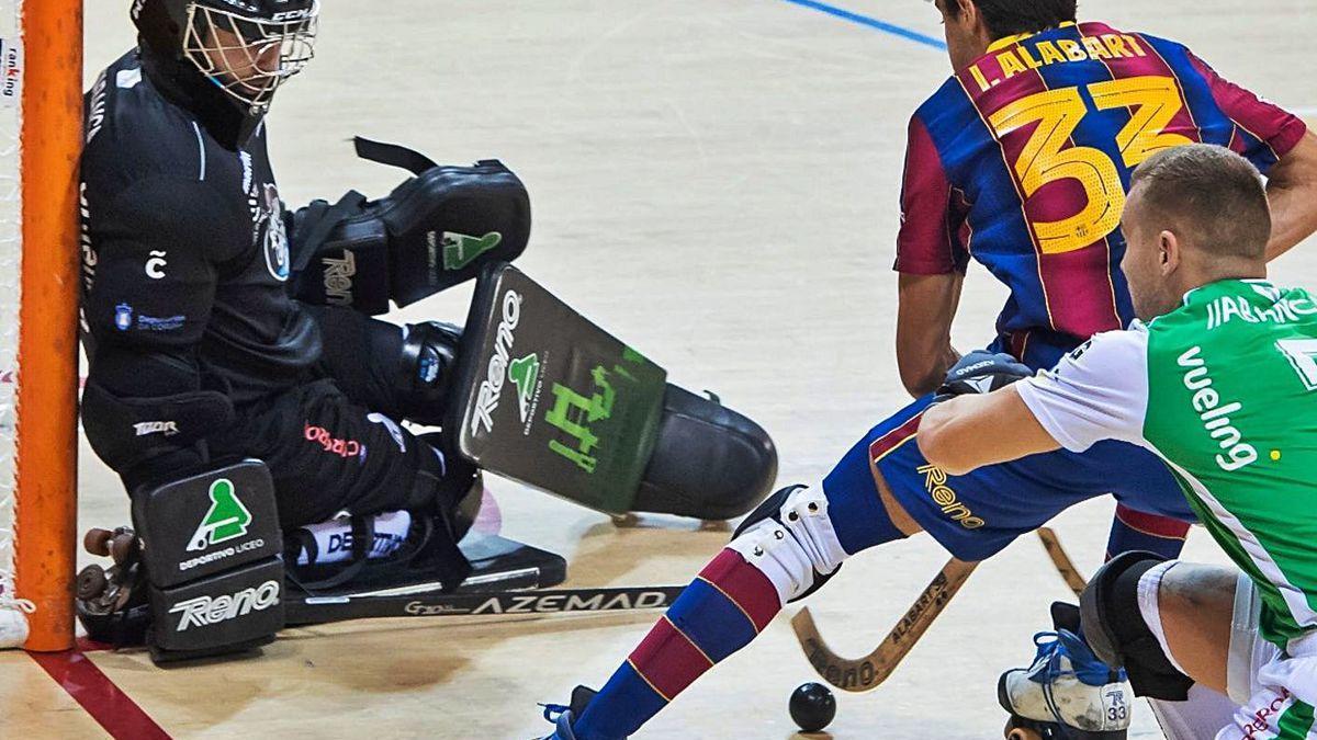 Carles Grau defiende la portería del Liceo frente al coruñés del Barça Ignacio Alabart.