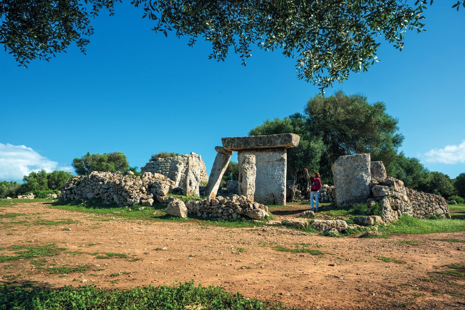 Visitante en la tabla del yacimiento de Talatí de Dalt, a las afueras de Maó