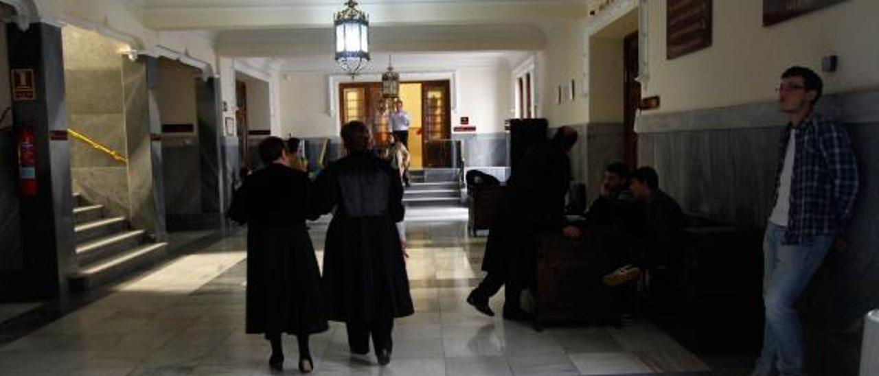 Vestíbulo de la Audiencia de Zamora antes de un juicio.
