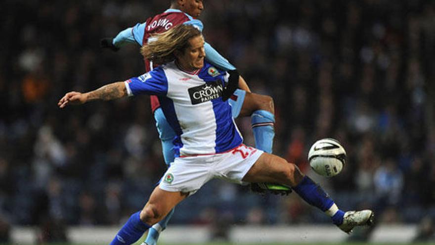 Míchel Salgado disputa un balón con Young durante un partido de la pasada temporada con el Blackburn.