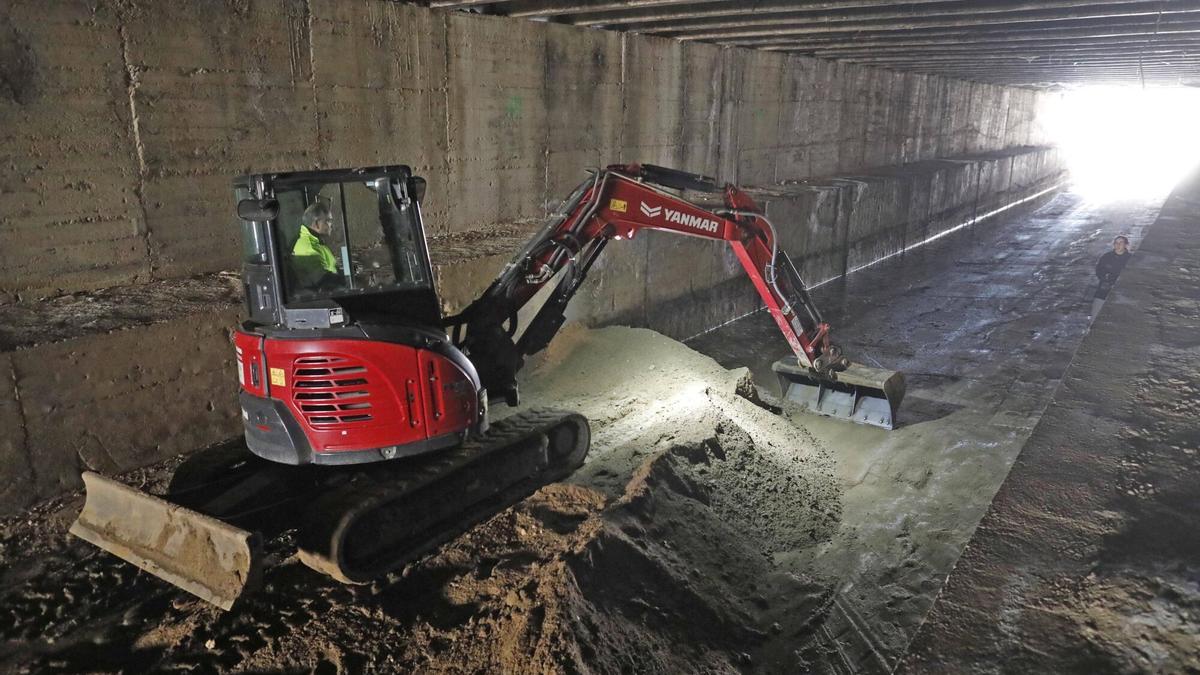 VÍDEO | Primers treballs per retirar més de 500 tones de sediments que s'acumulen sota la plaça Catalunya de Girona