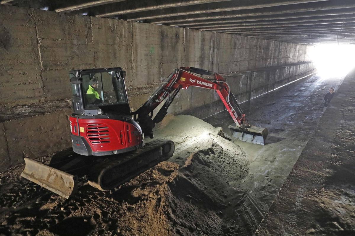 Girona. Plaça Catalunya. Retirada de sediments del riu Onyar sota de la plaça de Catalunya.