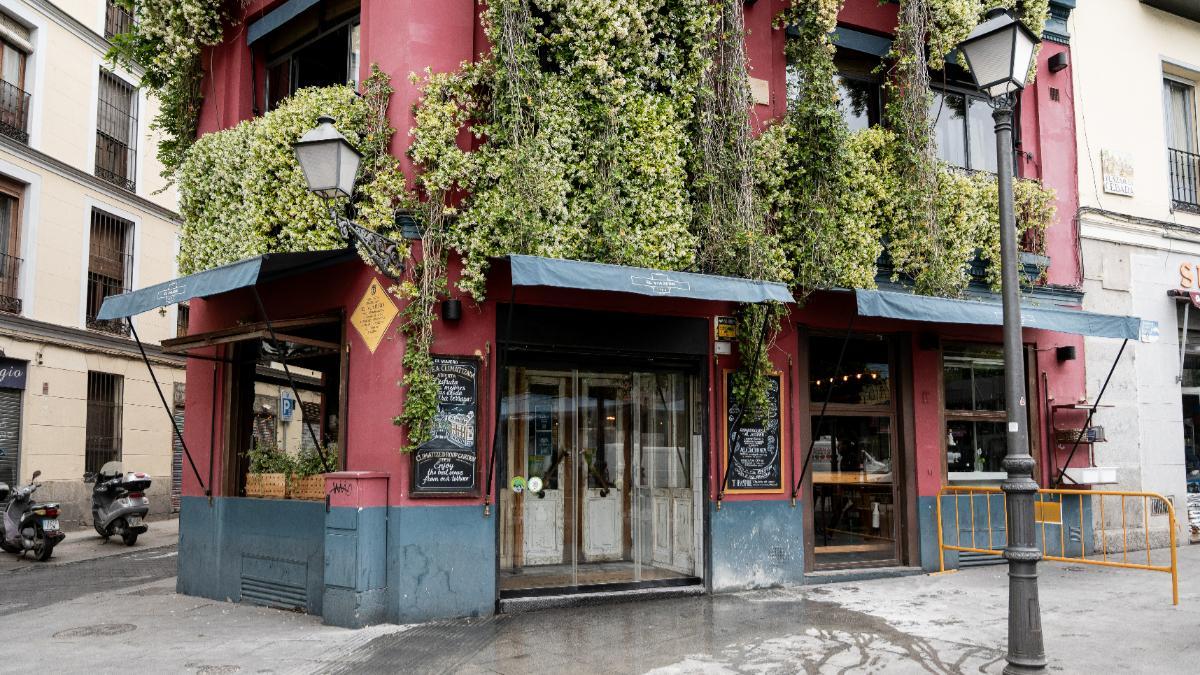 La fachada de El Viajero, uno de los edificios más reconocibles de La Latina, distinguido ahora con una placa por sus 100 años de historia en Madrid.