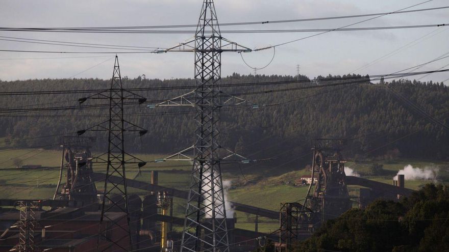 Líneas eléctricas en la planta de ArcelorMittal en Gijón. | ÁNGEL GONZÁLEZ