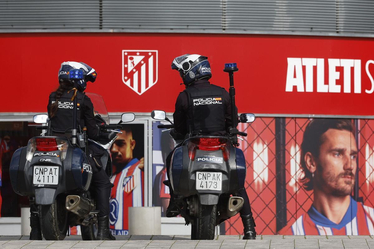 Policías Nacionales patrullan los alrededores del estadio Riyadh Metropolitano.