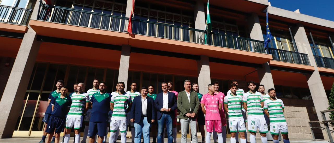 El alcalde, José María Bellido, posa junto al Córdoba Patrimonio de la Humanidad de fútbol sala a las puertas del Ayuntamiento.