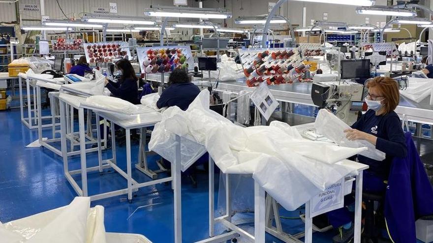 Producción de batas estériles en las instalaciones del Grupo Antolín.