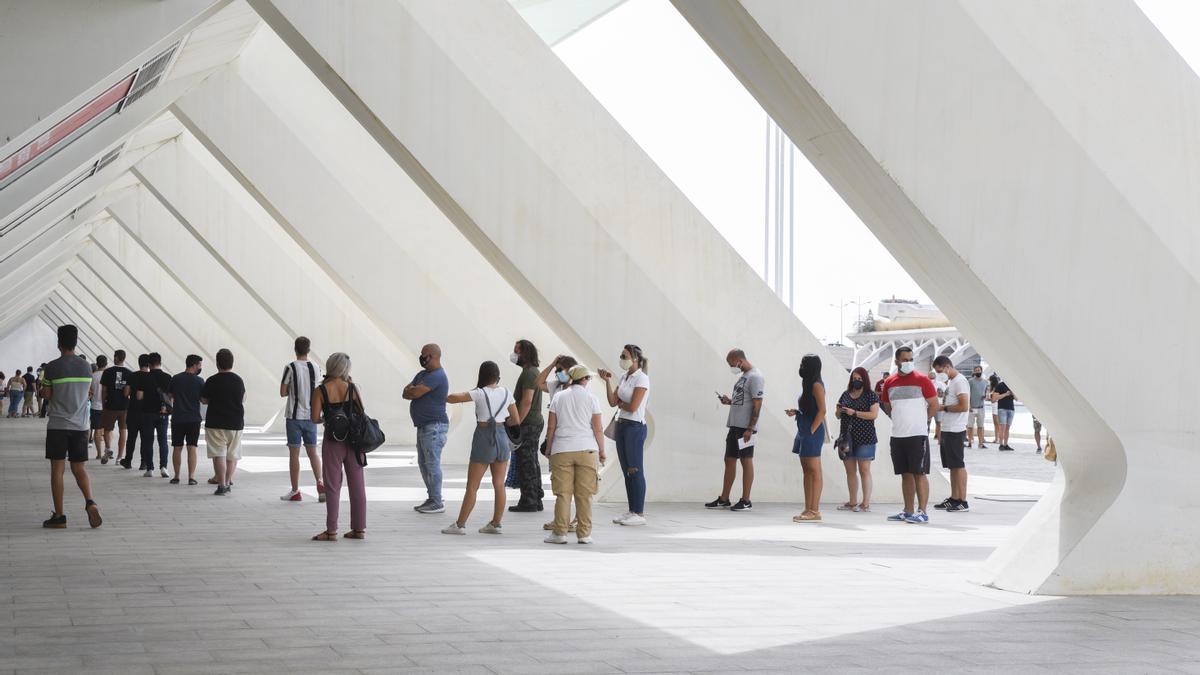 Decenas de adolescentes hacen cola para vacunarse de la primera dosis de la vacuna Moderna en la Ciudad de las Artes