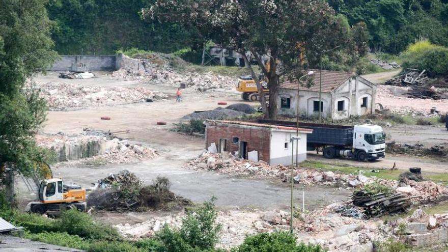 Máquinas trabajando ayer en la demolición de los inmuebles municipales de Divina Pastora.