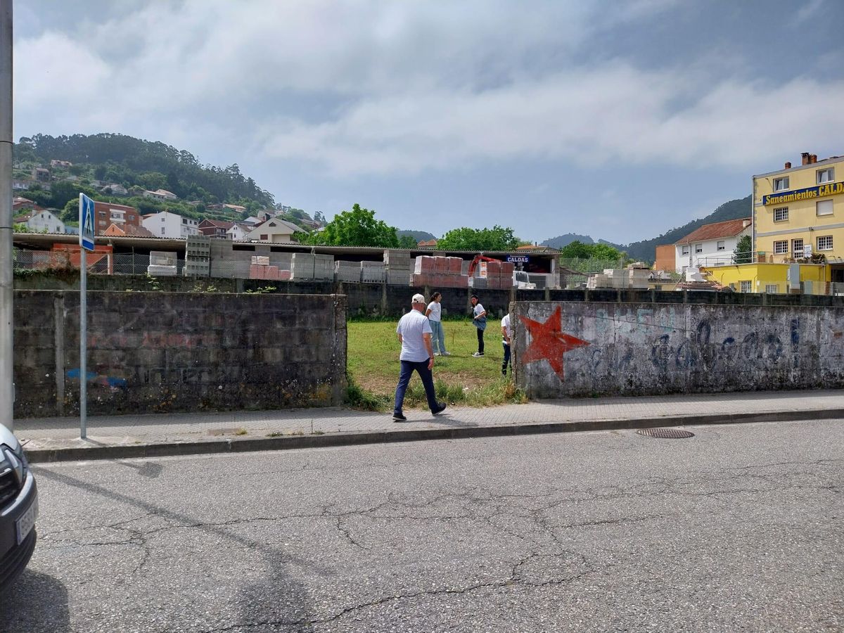 La finca en la que se habilitará el aparcamiento tiene casi 2.000 metros cuadrados de superficie y frente a la calle Ramón Bares, en Bueu.