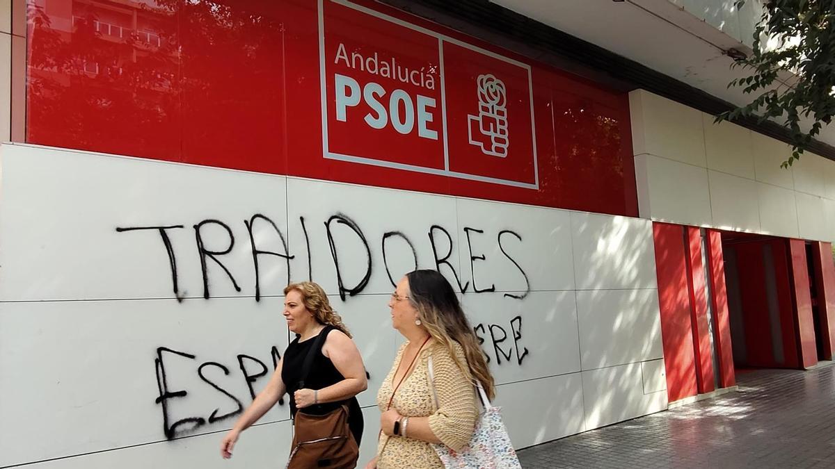 Pintadas en la sede del PSOE de Córdoba.