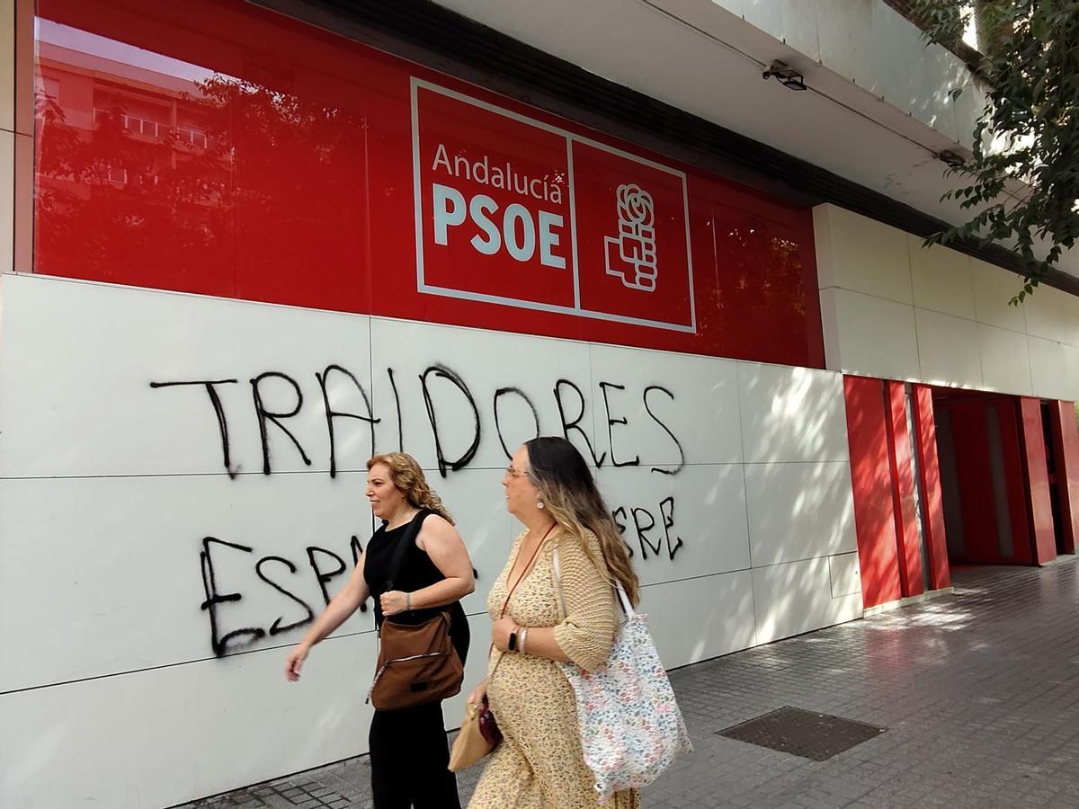 Pintadas en la sede del PSOE de Córdoba.