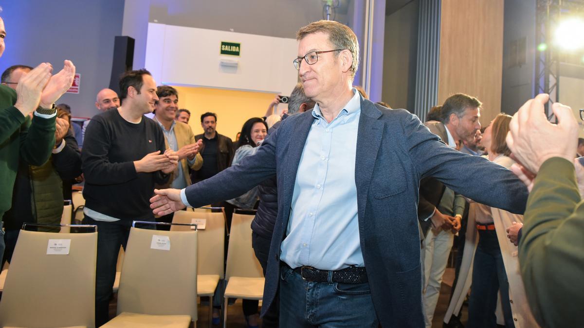 El presidente del Partido Popular, Alberto Nuñez Feijóo, saluda a simpatizantes de su partido en la presentación del programa electoral del PP para el 28M, a 26 de marzo de 2023,  en Guadalajara, Castilla-La Mancha, (España).