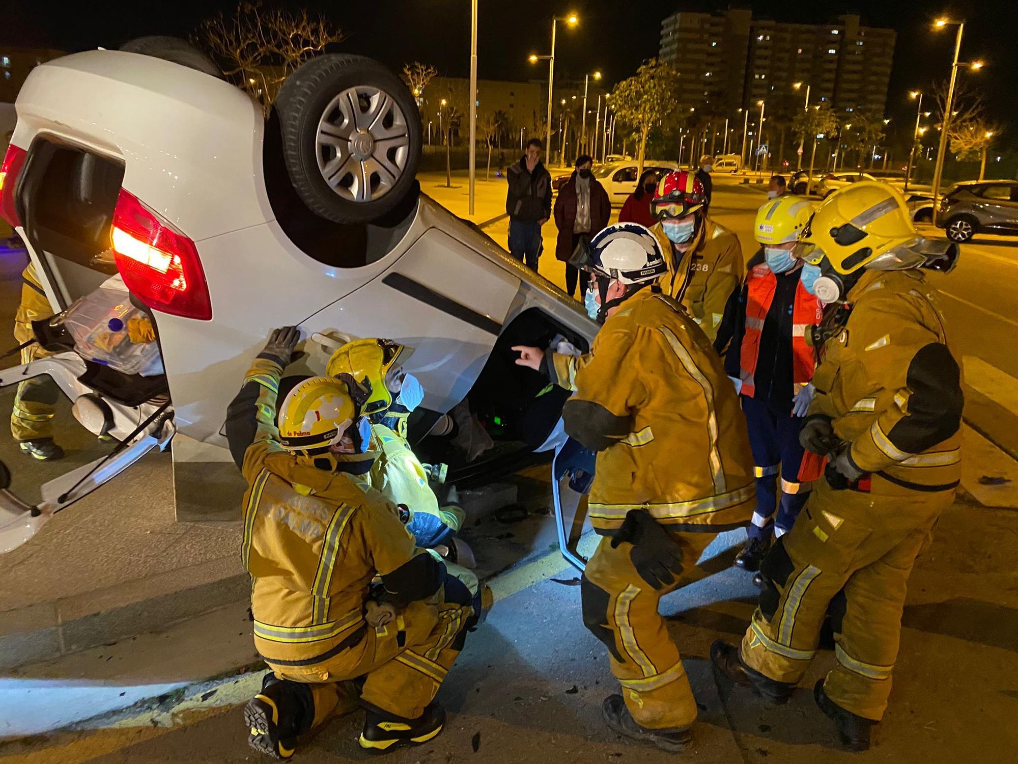 Aparatoso accidente en Palma: se estrellan contra un coche y se dan a la fuga