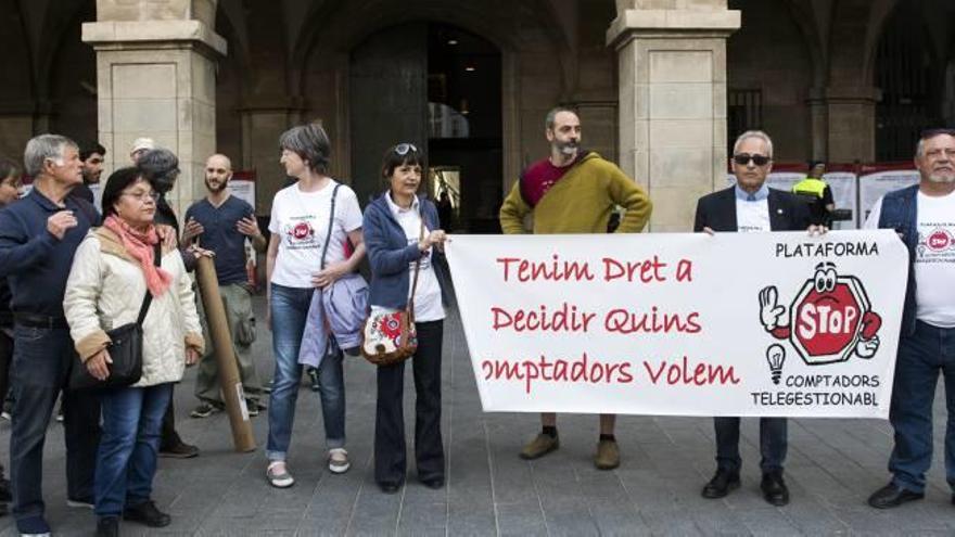 Protesta de Stop Comptadors a la plaça Major de Manresa