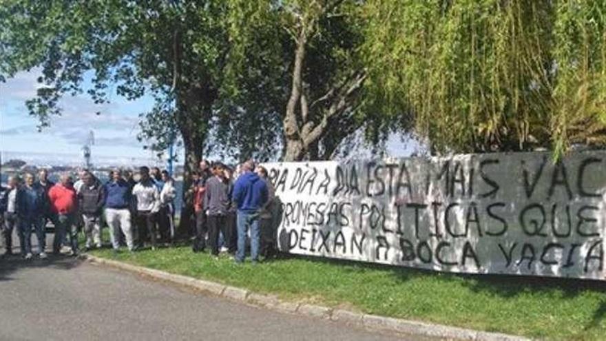 Los mariscadores de la ría de Ferrol protestan por el mal estado de los recursos.