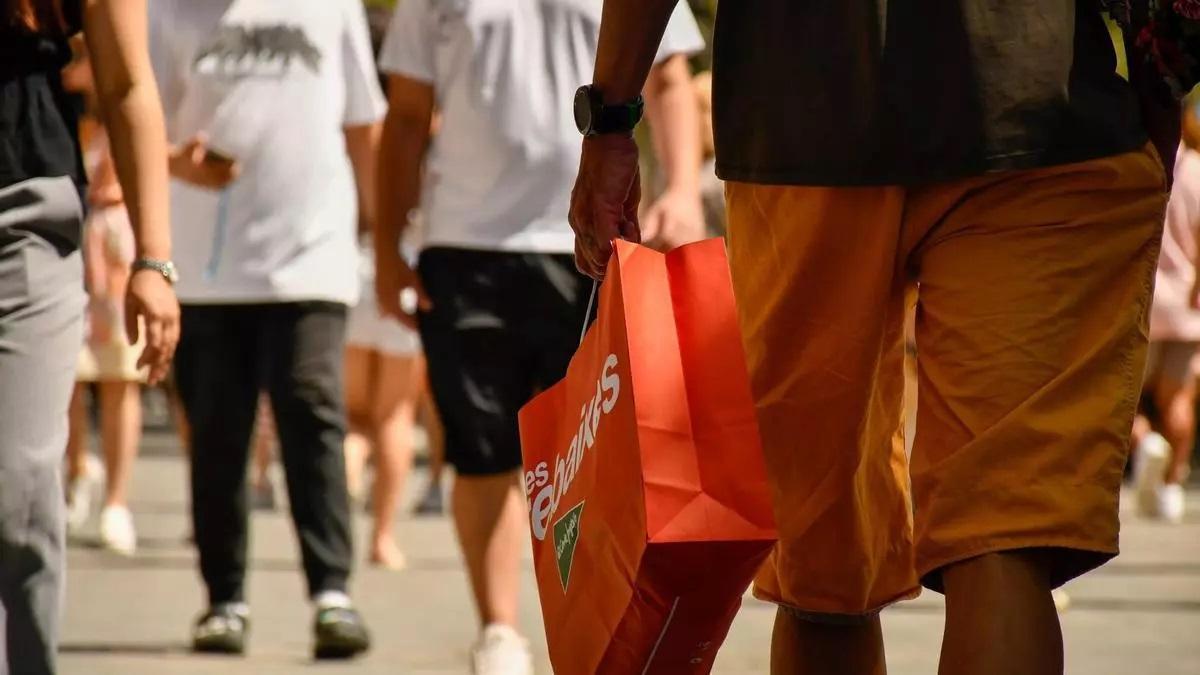 Gent comprant per les rebaixes d'estiu