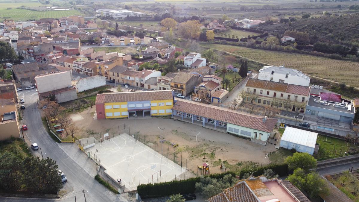 Vista aèria de l&#039;escola Santiago Ratés de Vilajuïga