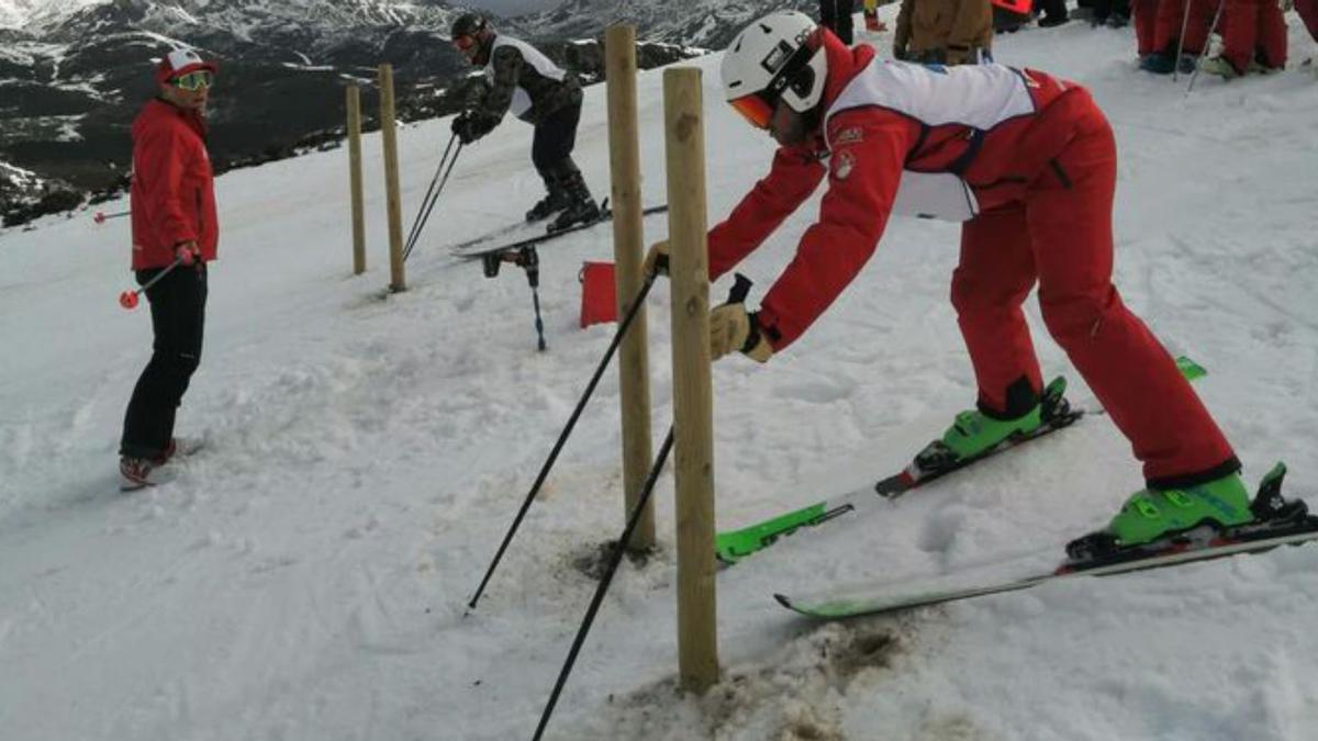 Dos de los esquiadores a punto de tomar la salida en la competición de slalom. | Escuela de Esquí Fuentes de Invierno