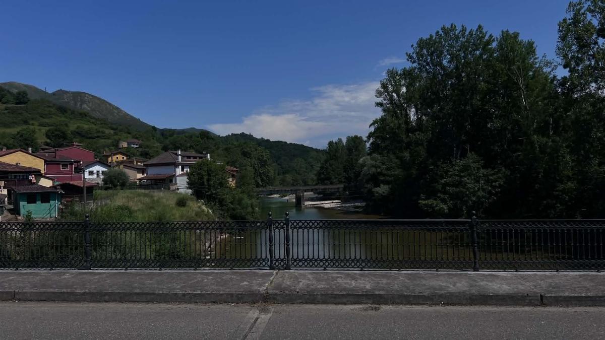 El río Sella desde el puente de Villanueva.