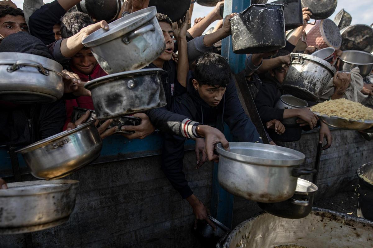 Desesperación para obtener comida en Khan Younis, en la Franja de Gaza