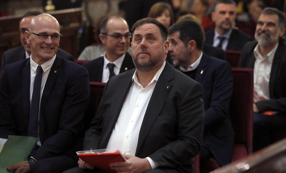 El presidente de ERC, Oriol Junqueras, junto al exconsejero de Asuntos Exteriores, Raül Romeva (i), y el resto de los líderes independentistas acusados por el 'procés'