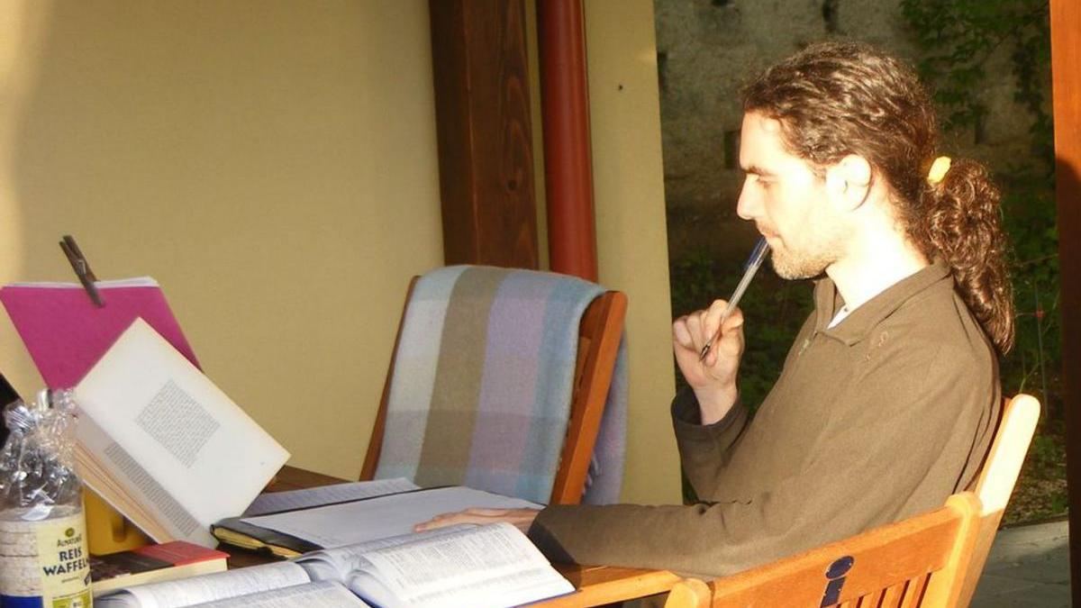 Sergio de la Ossa, hai máis dunha década, traballando na tradución da única novela de Krasznahorkai  ao galego.