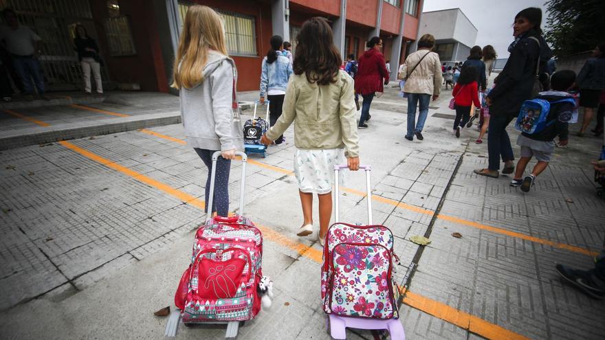 Alumnos llegando al colegio en su primer día de clase del curso.