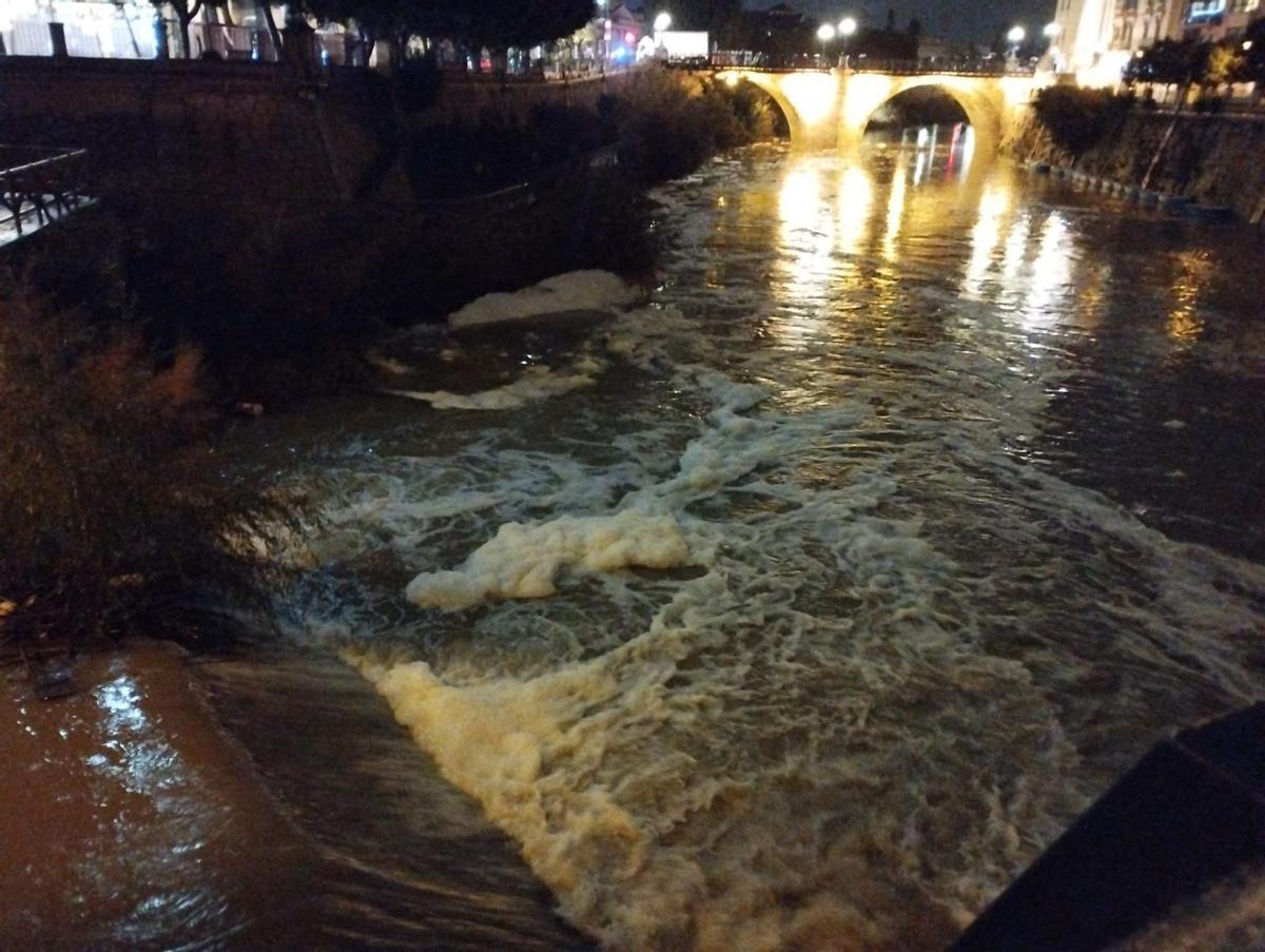 Espuma en el río Segura a su paso por Murcia tras las lluvias de este lunes