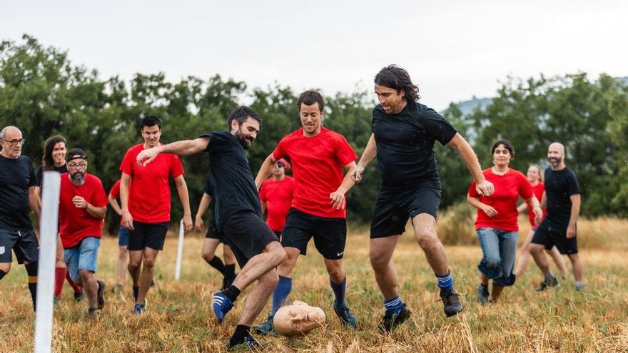 Partit de futbol amb el cap del dictador Franco com a pilota