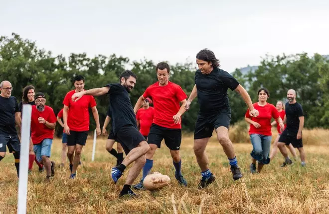 Partit de futbol amb el cap del dictador Franco com a pilota