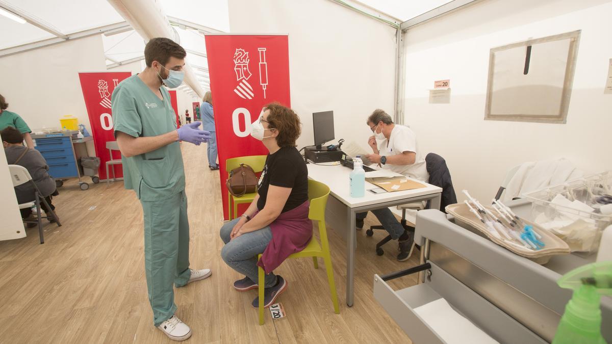 Vacunación de los últimos profesores de la provincia para recibir la primera dosis en el Hospital de Campaña de Alicante