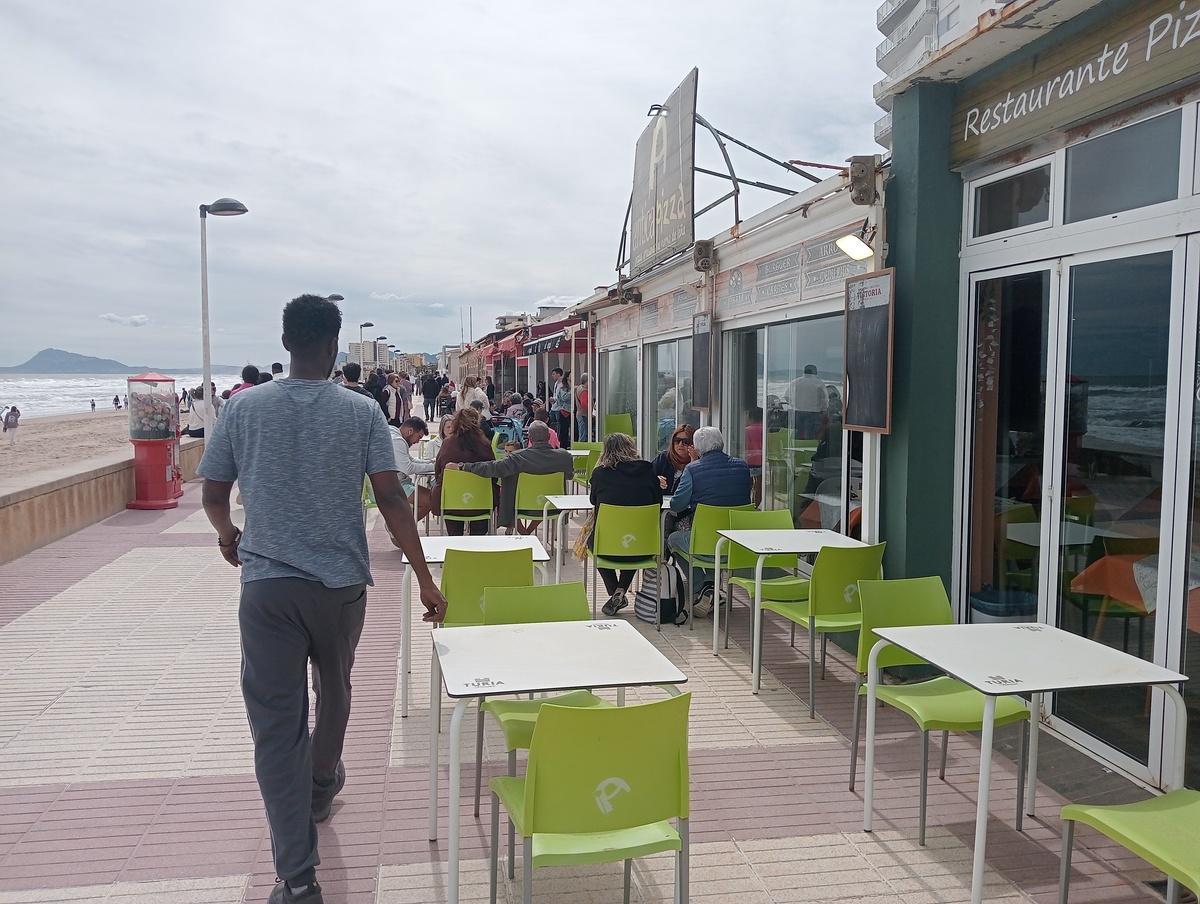 Una terraza de playa en los días finales de marzo, en Semana Santa