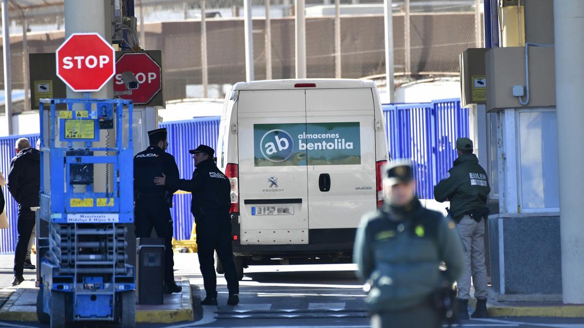 Varios agentes de Policía Nacional y Guardia Civil durante la entrada de la primera furgoneta que ha pasado a Marruecos tras pasar el control aduanero comercial en la frontera entre Ceuta y Marruecos, a 29 de enero de 2023, en Ceuta (España)