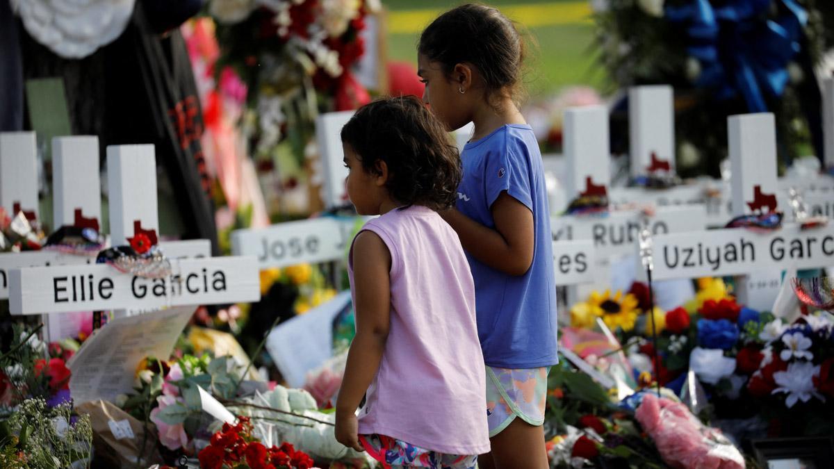 Los niños presentan sus respetos frente al monumento en la escuela primaria Robb, donde un hombre armado mató a 19 niños y dos adultos, en Uvalde, Texas.REUTERS/Marco Bello