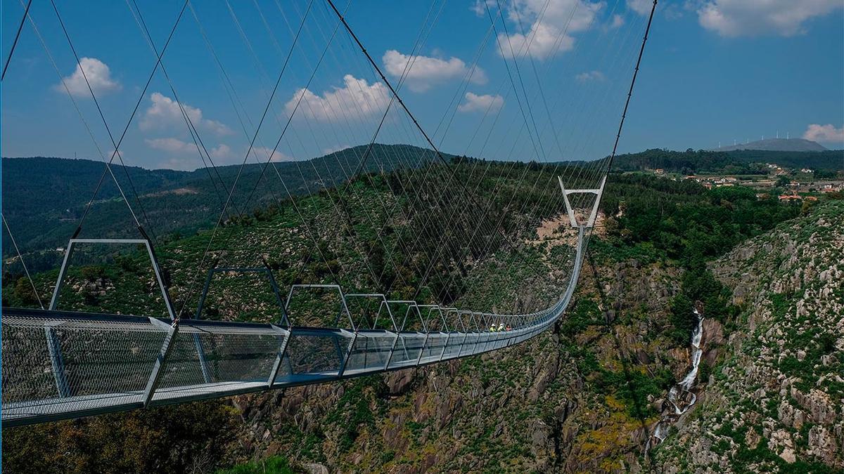 Así se construyó el mayor puente colgante peatonal del mundo, a 3 horas de Vigo