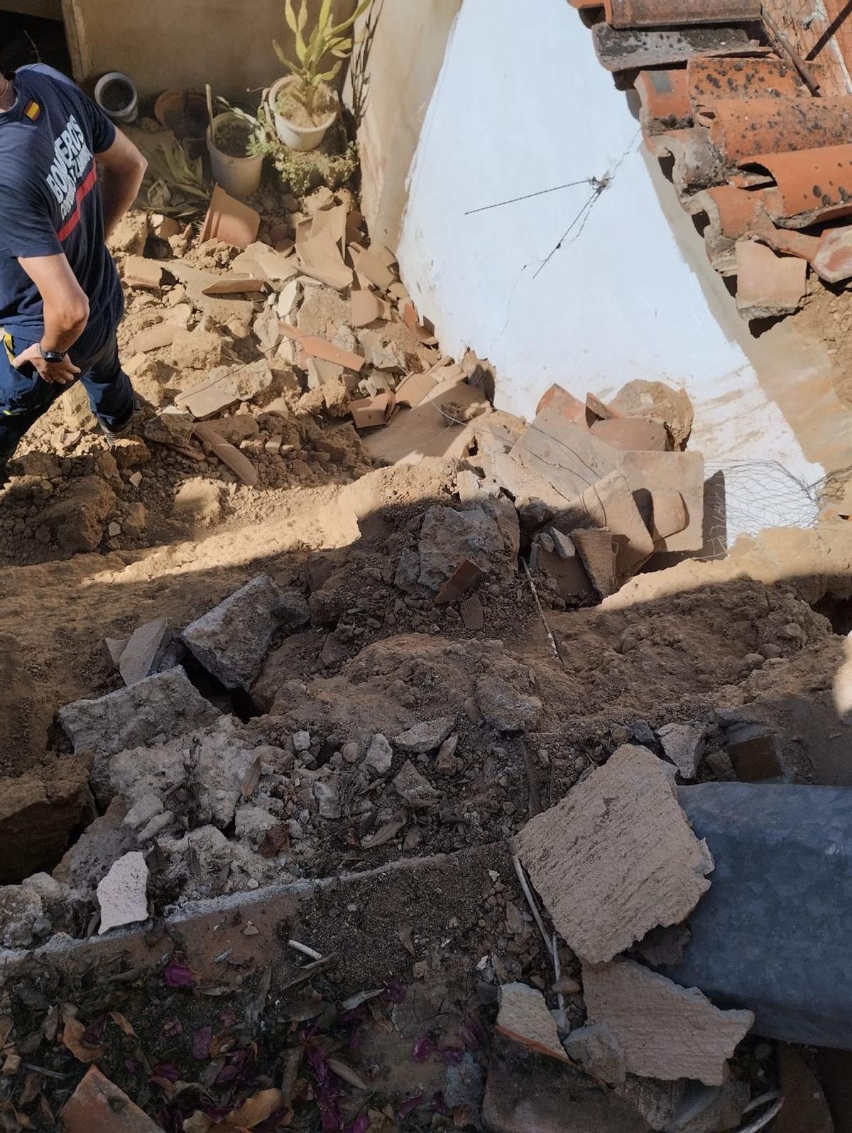 Derrumbe del muro de una vivienda en Benavente.