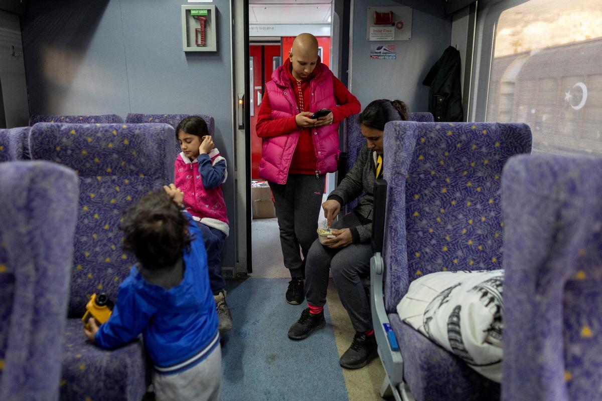 Vivir en un tren: la única salida de muchas familias tras el terremoto en Turquía