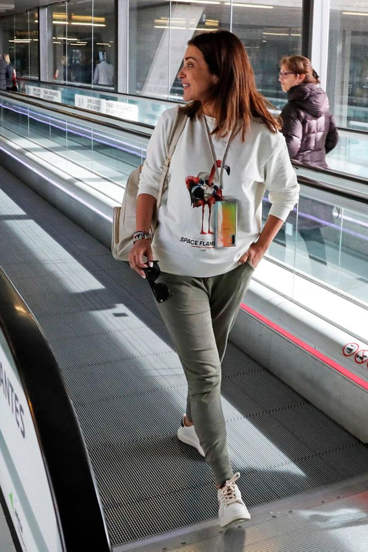 El look de aeropuerto de Paula Echevarría con sudadera de Space Flamingo y zapatillas blancas