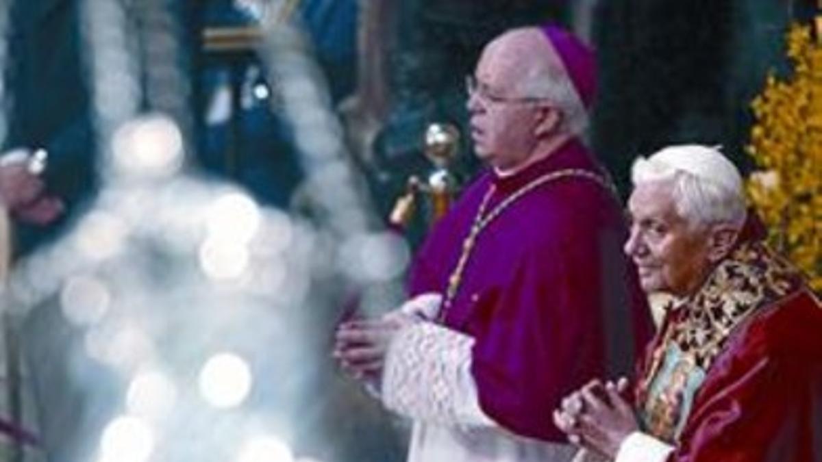 El Papa saluda a los fieles al llegar al Arzobispado de Barcelona.