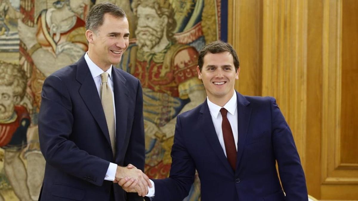 El líder de Ciudadanos, Albert Rivera, con el Rey en la tercera ronda de conversaciones sobre la investidura