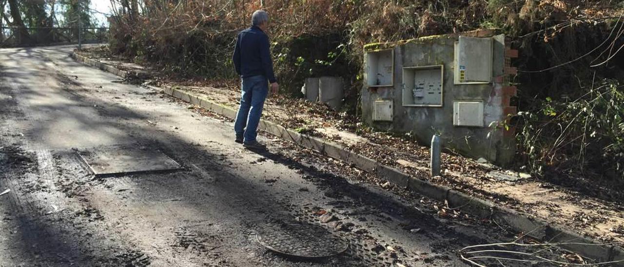 Una zona de Caxidi urbanizada en su día por el constructor, pero que el Ayuntamiento de Parres nunca recepcionó al considerar que no cumplía las condiciones establecidas en el proyecto.