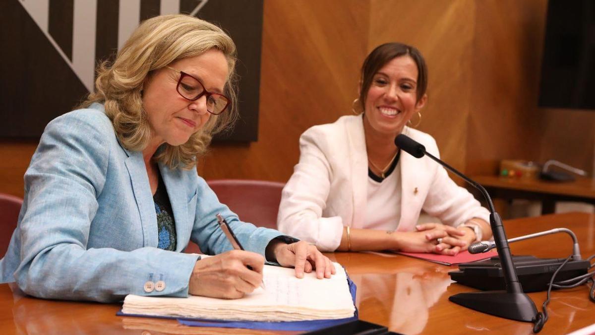 La vicepresidenta primera del Gobierno de España, Nadia Calviño, junto a la alcaldesa de Sabadell, Marta Farrés, firmando el Libro de Honor de la ciudad