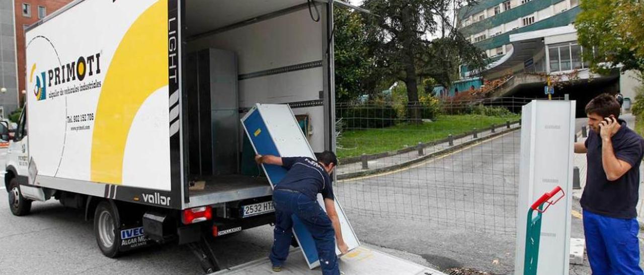 Dos operarios, ayer, trabajando en el traslado de mobiliario en el antiguo hospital del Cristo.