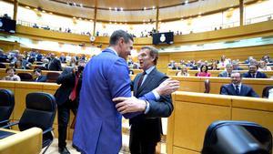 El presidente del Gobierno, Pedro Sánchez, y el líder de la oposición, Alberto Núñez Feijóo, en su primer y único, por ahora, debate parlamentario en el Senado. 