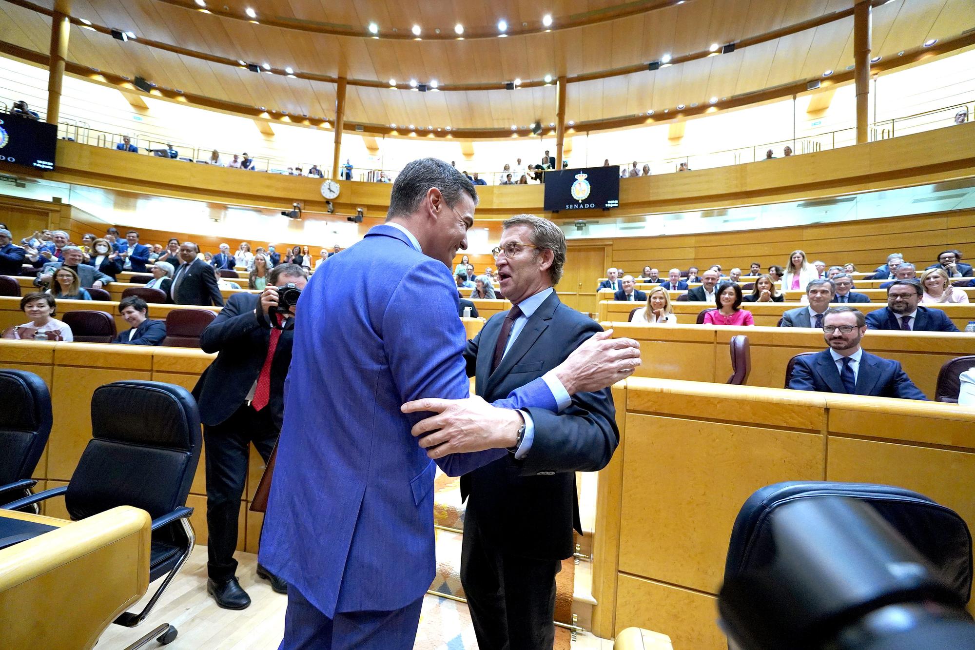 El presidente del Gobierno, Pedro Sánchez, y el líder de la oposición, Alberto Núñez Feijóo, en su primer y único, por ahora, debate parlamentario en el Senado.