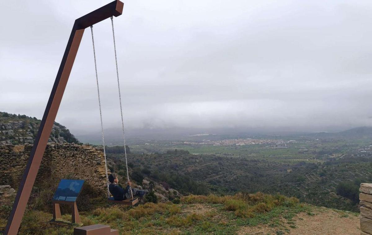 Recreación de uno de los miradores con columpios panorámicos que se instalarán en el Alt Maestrat.