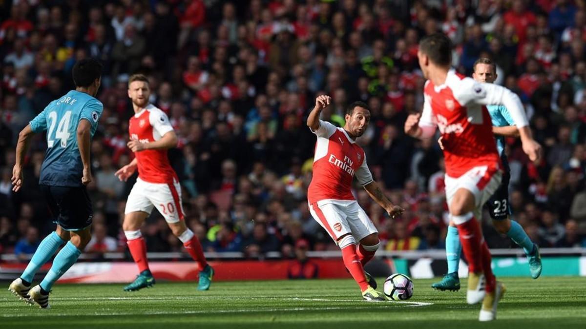 Santi Cazorla no puede jugar con el Arsenal desde 2016