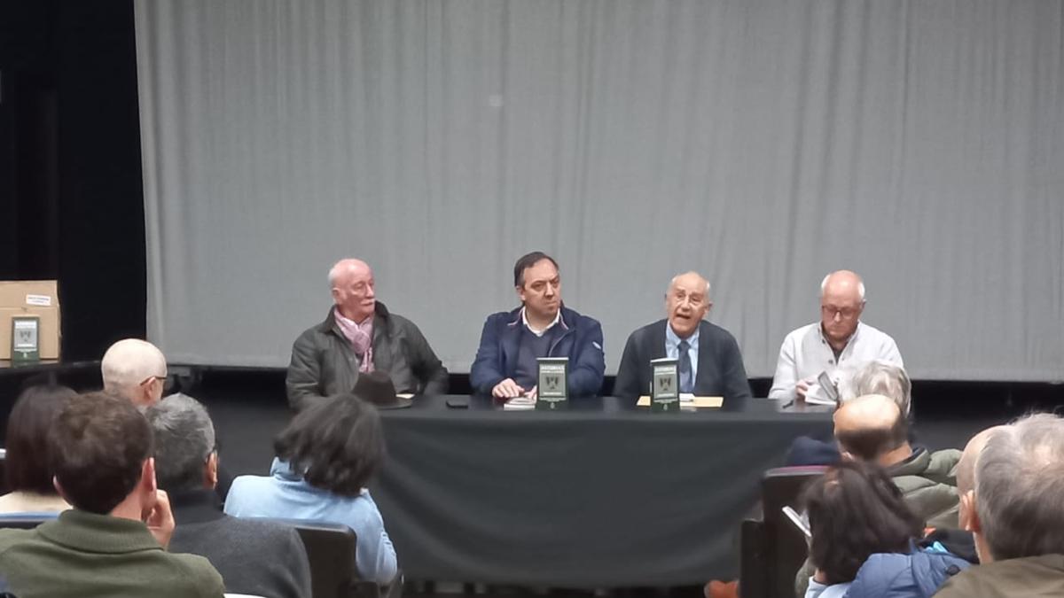 Por la izquierda, Miguel González, Alejandro Vega, Andrés Martínez y Ángel Valle, durante la presentación del libro.