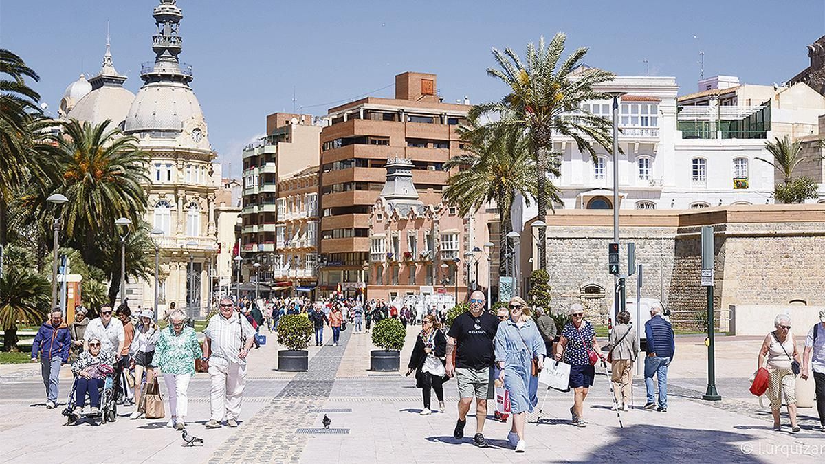 Turistas y visitantes en el centro de Cartagena.